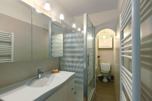une salle de bain avec un lavabo, une douche et des toilettes dans l'établissement Joli appartement tout équipé, plage et centre 200m, à Cavalaire-sur-Mer