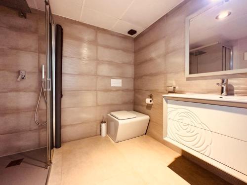 łazienka z toaletą, umywalką i prysznicem w obiekcie Calpe villa lujo playa piscina jardin barbacoa ideal familias y grupos w mieście Calpe
