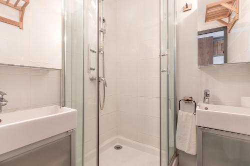 une salle de bain avec douche et lavabo dans l'établissement Balcon du Mont-Blanc - Calme - Central, à Chamonix-Mont-Blanc
