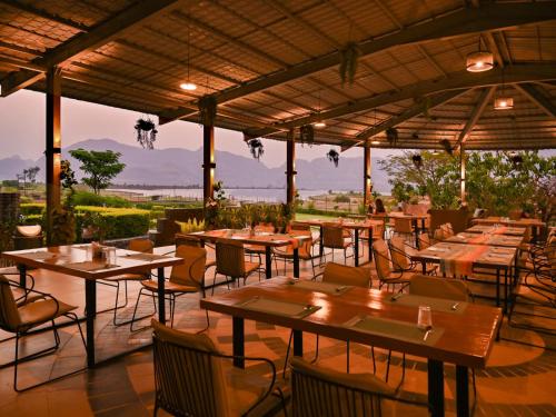 Saj By The Lake, Malshej Ghatにあるレストランまたは飲食店