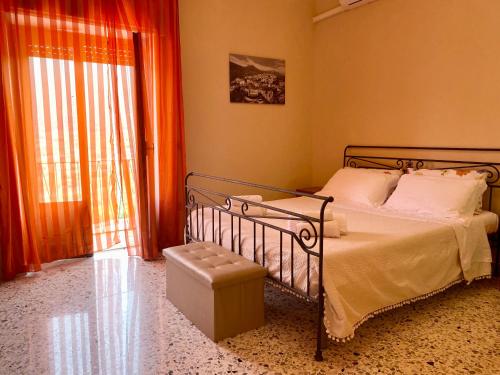 a bedroom with a bed and a window at Appartamento "Il Geranio" in Trentinara