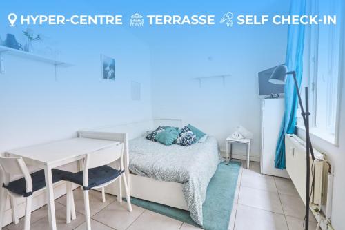 une petite chambre avec un lit et une table dans l'établissement Studio Lille stylé avec WiFi, terrasse, proche gares, à Lille