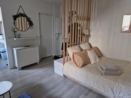 - un salon avec un lit et un miroir dans l'établissement Perfect Studio down the Sacré Coeur, à Paris