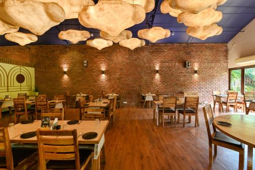 Saj By The Lake, Malshej Ghatにあるレストランまたは飲食店