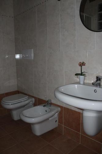 a bathroom with a sink and a toilet at Le Camere Di Aladino in Carugate