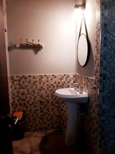 un baño con lavabo y espejo en ERSI Apartaments, en Pogradec