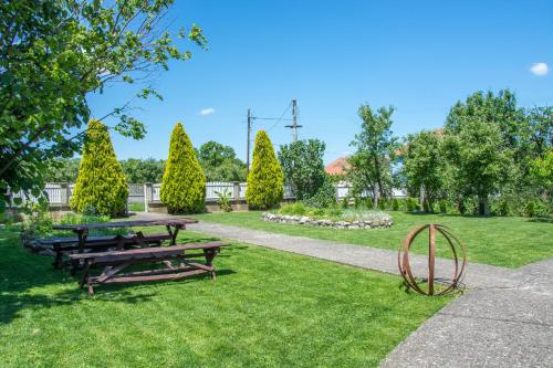 Ein Garten an der Unterkunft Vila Čair