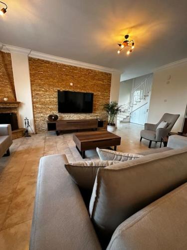 Χώρος καθιστικού στο Hillside Villa with Sea Views