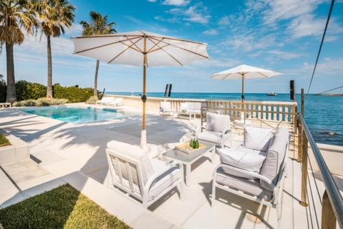 une terrasse avec des chaises et un parasol ainsi qu'une piscine dans l'établissement Villa Boat Luxe, à Antibes