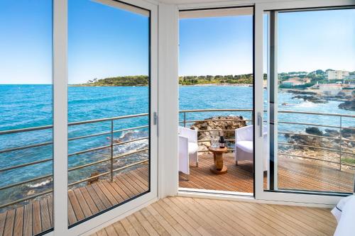 un balcon avec vue sur l'eau dans l'établissement Villa Boat Luxe, à Antibes
