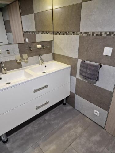 uma casa de banho com um lavatório branco e um espelho. em Chambre chez l habitant petit déjeuner inclus em Fréjus