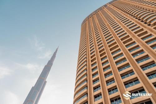 un edificio alto con la aguja en el fondo en OSTAY -Address Dubai Mall - The Residence en Dubái