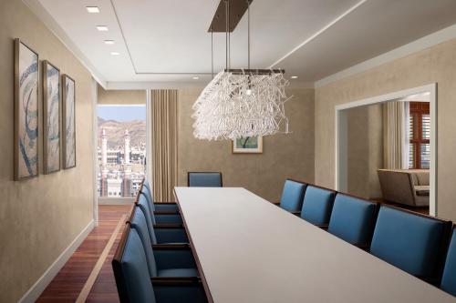 Hilton Hotel & Convention Jabal Omar Makkahにあるシーティングエリア