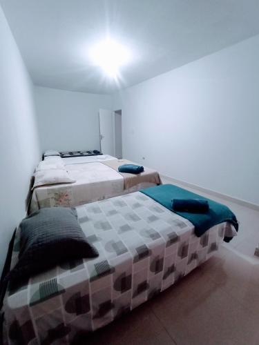 dwa łóżka siedzące obok siebie w pokoju w obiekcie Apartamento Mobiliado no Centro Comercial w mieście Imperatriz