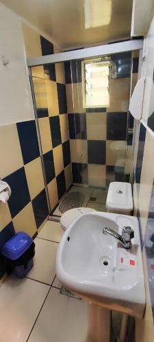 uma casa de banho com um lavatório e 2 WC em Hotel Don Nelo em La Paz