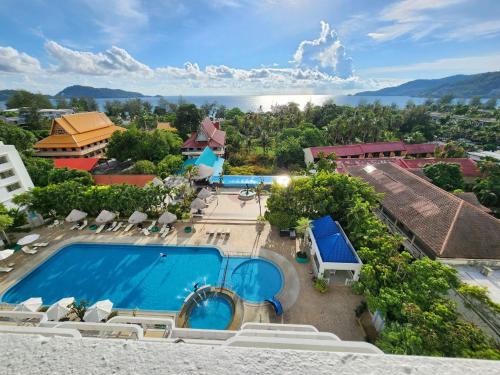 einen Luftblick auf ein Resort mit einem Pool in der Unterkunft Andaman sea view private in Patong Beach