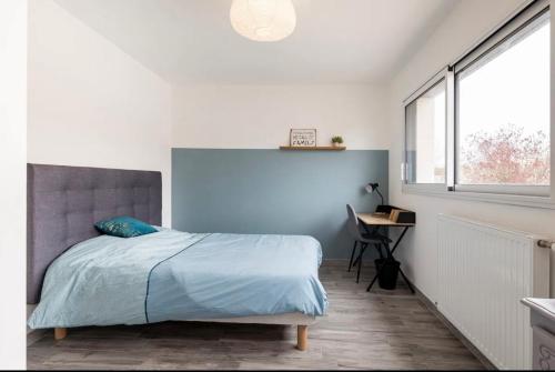 Un pat sau paturi într-o cameră la La villa Hérault