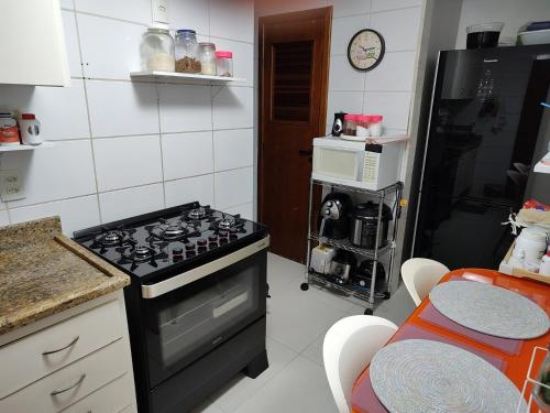 Kuchyň nebo kuchyňský kout v ubytování Hostel for One com quarto de solteiro e banheiro privativos