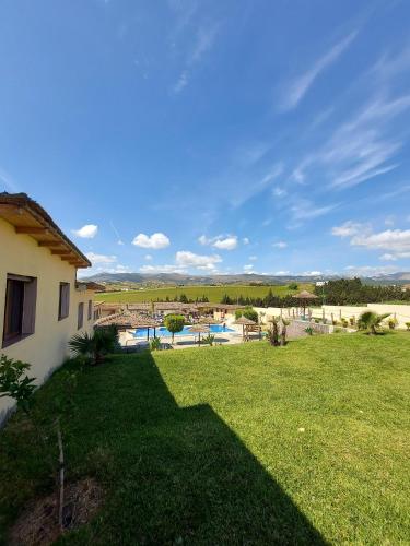 a yard with a building and a swimming pool at LA GRANJA in Tetouan