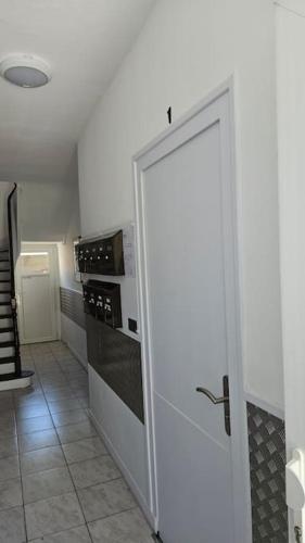 Il comprend une cuisine équipée d'un réfrigérateur blanc et d'une cuisinière. dans l'établissement Lakanal 1 - Studio Prébendes Tours, à Tours