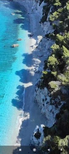 an aerial view of a beach next to the ocean at Casetta di Hovolo in Neo Klima