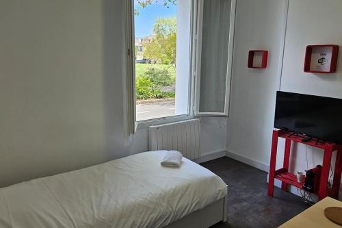 une petite chambre avec un lit et une fenêtre dans l'établissement Lakanal 2 - Studio Prébendes Tours, à Tours