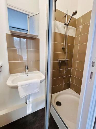 une petite salle de bain avec un lavabo et une douche dans l'établissement Lakanal 2 - Studio Prébendes Tours, à Tours