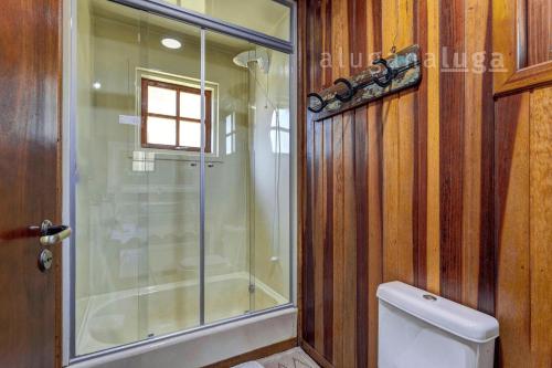 een badkamer met een douche en een toilet bij Colina das Araucárias Natureza Família Serra in Florianópolis