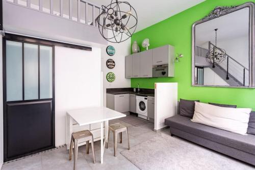 un salon avec un canapé et une table dans l'établissement Casa Blanca, à Paris