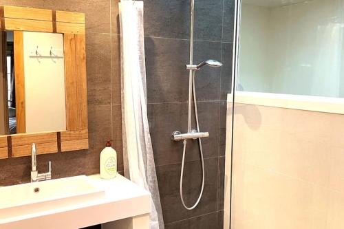 a bathroom with a shower and a sink at Maison proche du centre de Paris calme et verdure in Villejuif
