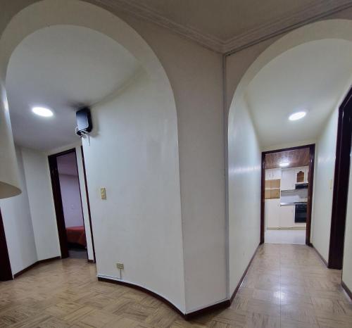 an empty hallway with an archway in a room at Habitaciones en Edificio Ginebra Manizales in La Linda