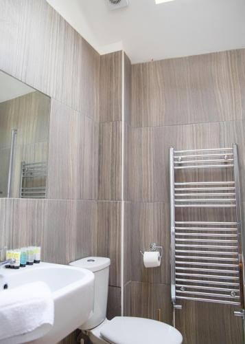 Bilik mandi di Stylish 3x bed house in Soham