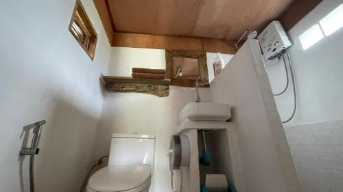 een kleine badkamer met een toilet en een douche bij Monsonkeang Camping view ม่อนสันเกี๋ยง in Mae Chaem