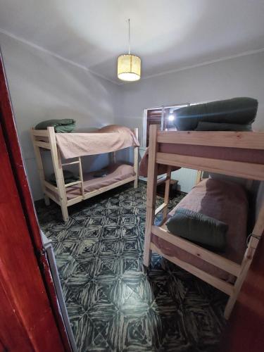 Camera con 2 letti a castello e un tappeto di Casa Amandus a Trinidad
