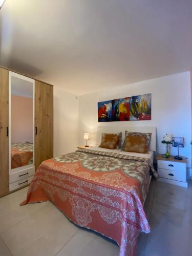 une chambre avec un lit et un tableau au mur dans l'établissement Maison au calme 2 Chambre, à Montgeron