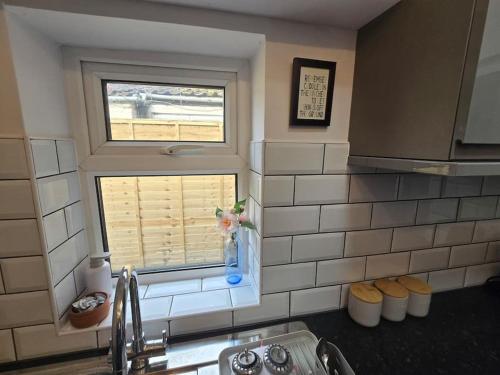 Køkken eller tekøkken på Free Parking, Outdoor Decking - Flanders Cottage