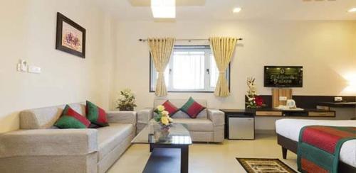 a living room with a couch and a tv at Hotel Siddharth palace in Jaipur