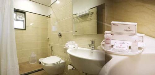 y baño con lavamanos, aseo y lavamanos. en Hotel Siddharth palace en Jaipur