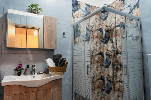 een badkamer met een wastafel en een douche bij Filion Apartments Nafplio in Nafplio