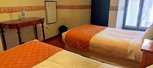 Ένα ή περισσότερα κρεβάτια σε δωμάτιο στο Hostal Colonial Potosi