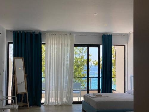 Imagen de la galería de comfort rooms, en Himare