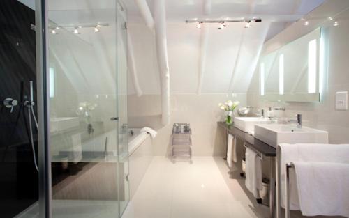 W łazience znajduje się szklana kabina prysznicowa i umywalka. w obiekcie Allèe Bleue Wine Estate w mieście Simondium
