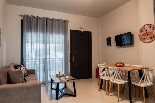 een woonkamer met een bank en een tafel bij Filion Apartments Nafplio in Nafplio