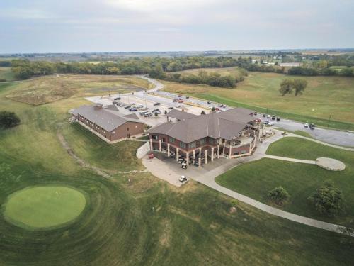 una vista aérea de un gran edificio en un campo de golf en Cobblestone Inn & Suites Maryville en Maryville
