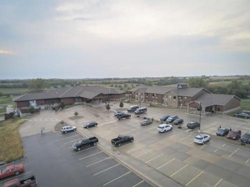 uma vista aérea de um parque de estacionamento com carros em Cobblestone Inn & Suites Maryville em Maryville