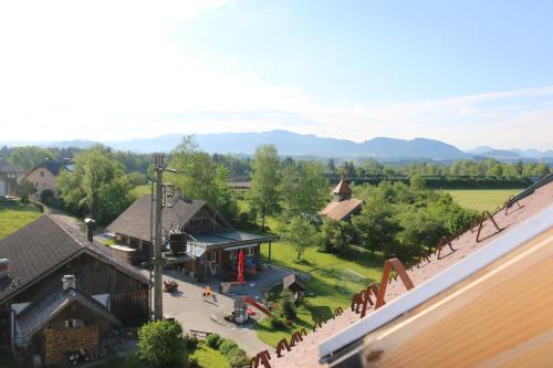 eine Aussicht über einen Vergnügungspark mit Spielplatz in der Unterkunft stay & relax am Bio Archehof Zachhiesen in Seekirchen am Wallersee
