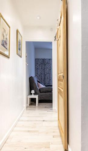 - un couloir avec un canapé dans le salon dans l'établissement Studio rénové - lumineux avec local pour vélos, à Saint-Martin-Vésubie