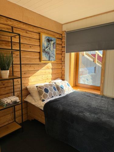 sypialnia z łóżkiem i oknem w obiekcie Leirvåg w mieście Bukta