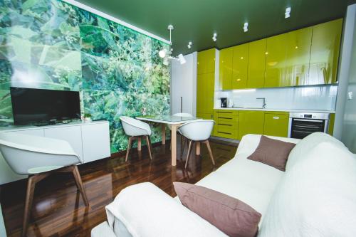 - un salon avec un canapé blanc et une table dans l'établissement Luxury Rooms and Apartment Silente Bacvice, à Split