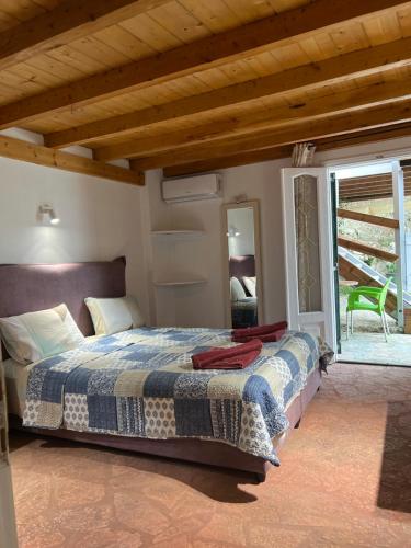 sypialnia z łóżkiem i dużym oknem w obiekcie Hamre Apartments (Nicholas) w mieście Agios Georgios Pagon